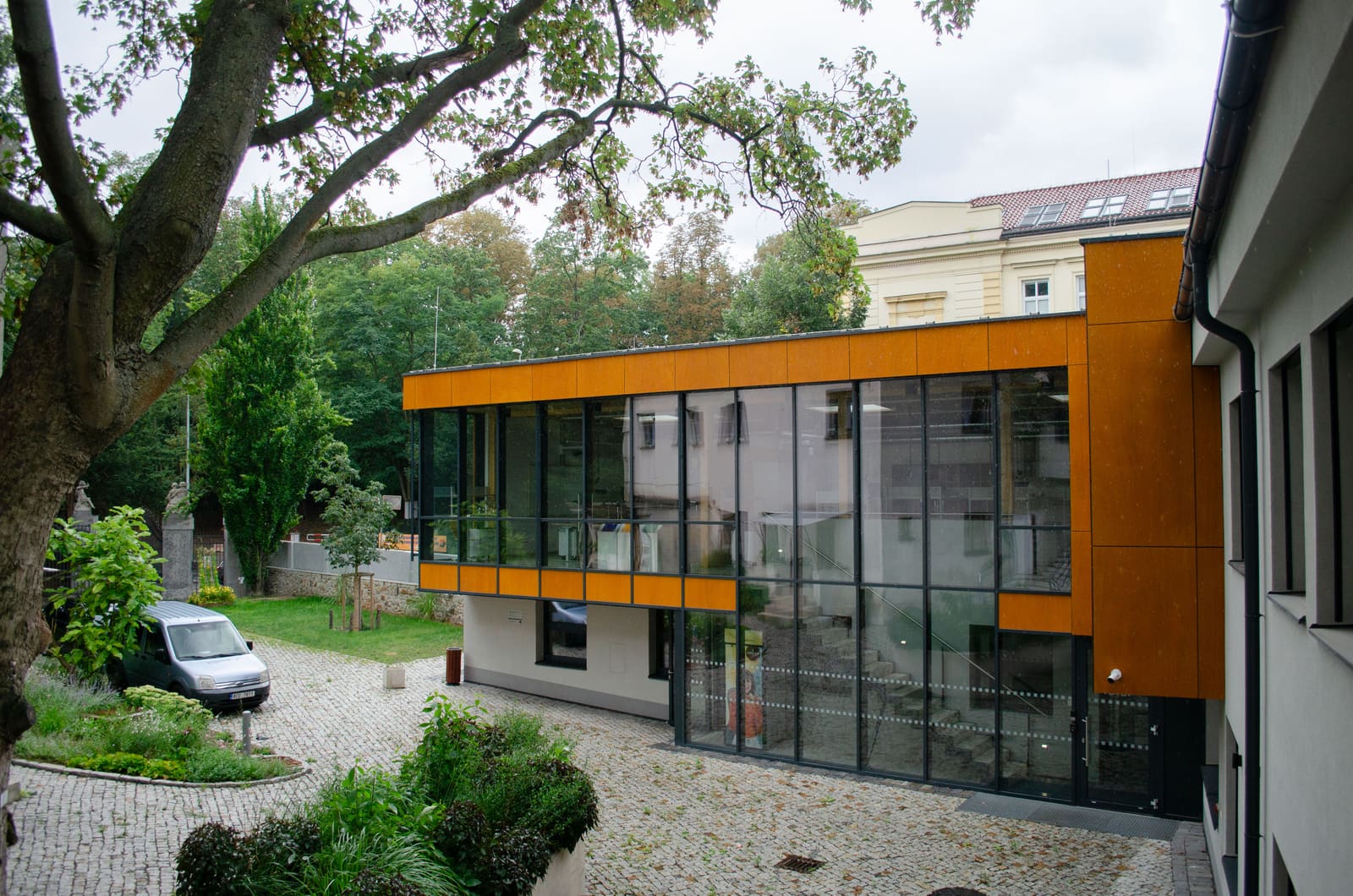Budova Střední odborné školy Jarov po rekonstrukci